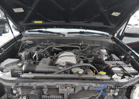 2002 Toyota Sequoia Sr5 V8 z USA, uszkodzony, nr VIN 5TDBT44AX2S081826